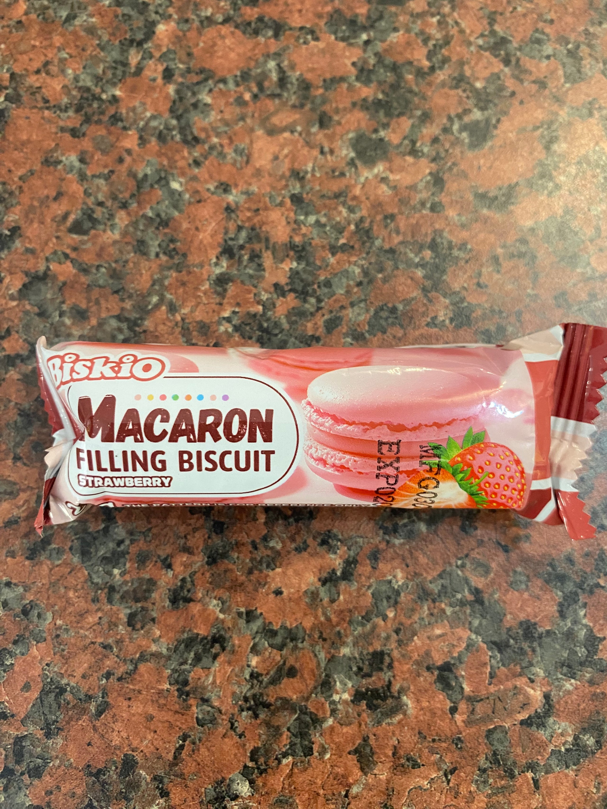 Biskio macaron biscuit strawberry